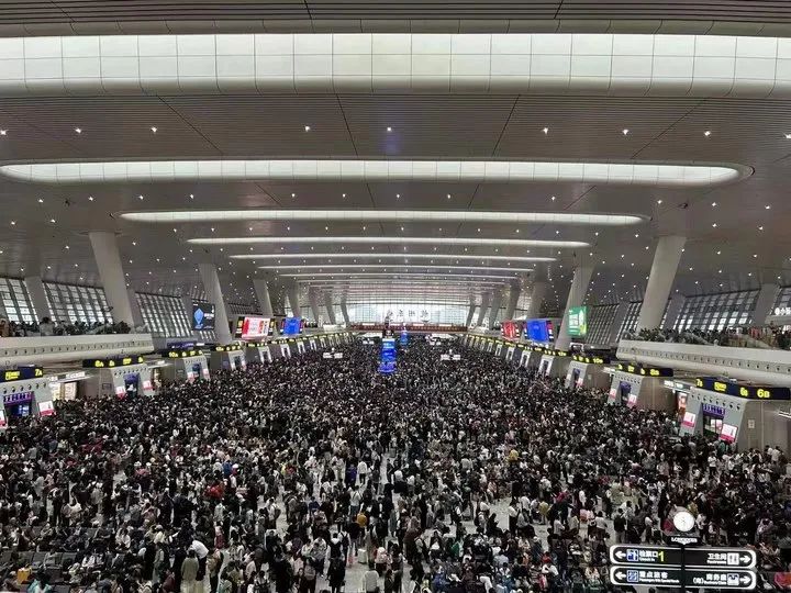 这是刚刚的杭州东站！出城大军出动，部分高速入口关闭！交警紧急提醒