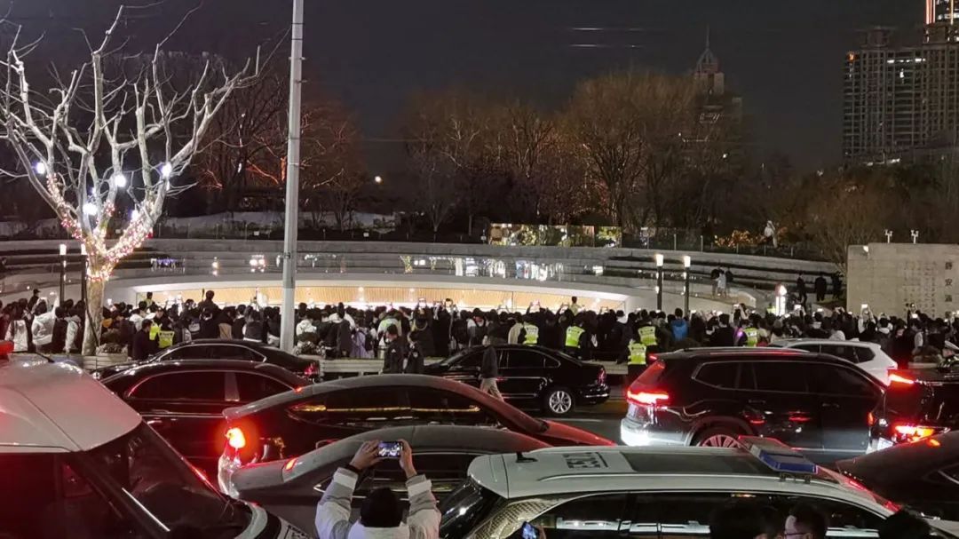 库克发文庆祝苹果零售店开业,苹果ceo库克到访北京三里屯苹果店