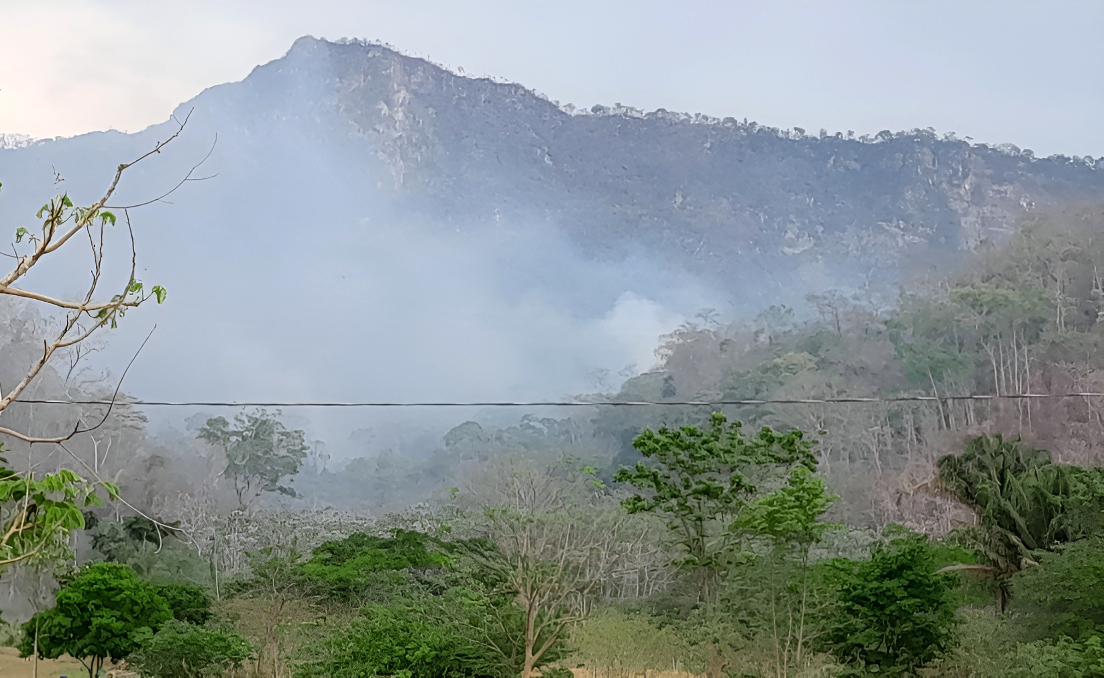（外代一线）玻利维亚贝尼省发生火灾