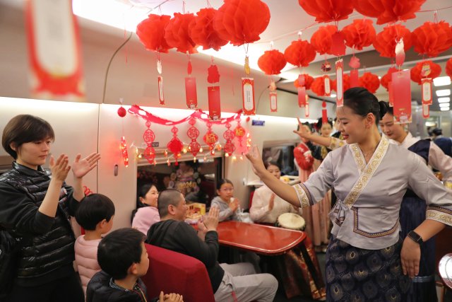 昆明开往厦门的列车上，传统民俗闹元宵氛围感拉满