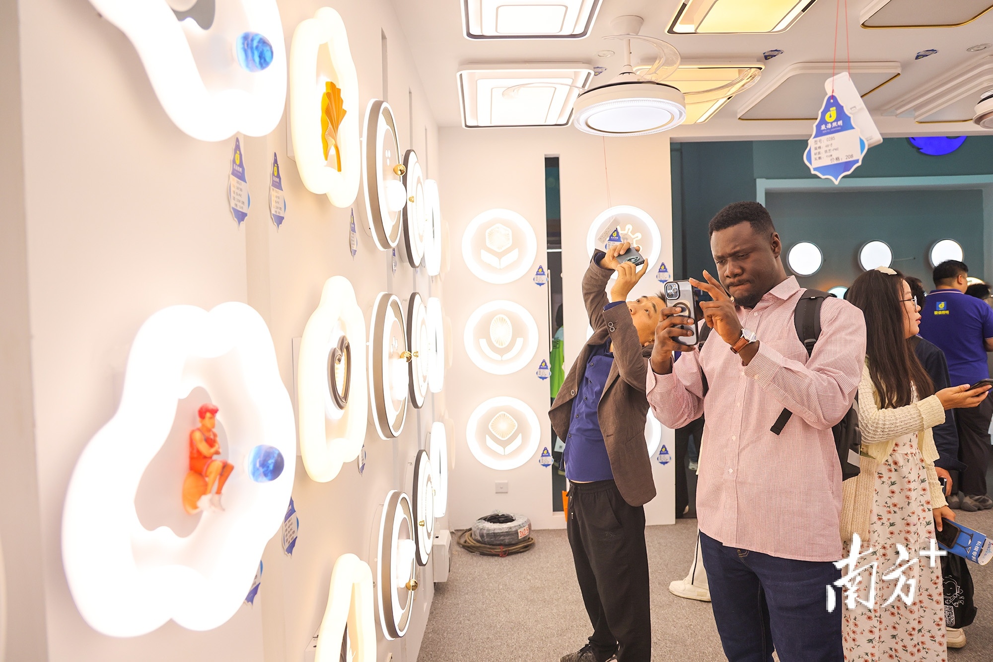 中山古镇第30届灯博会夜景视频,中山市古镇灯博会广场外景图