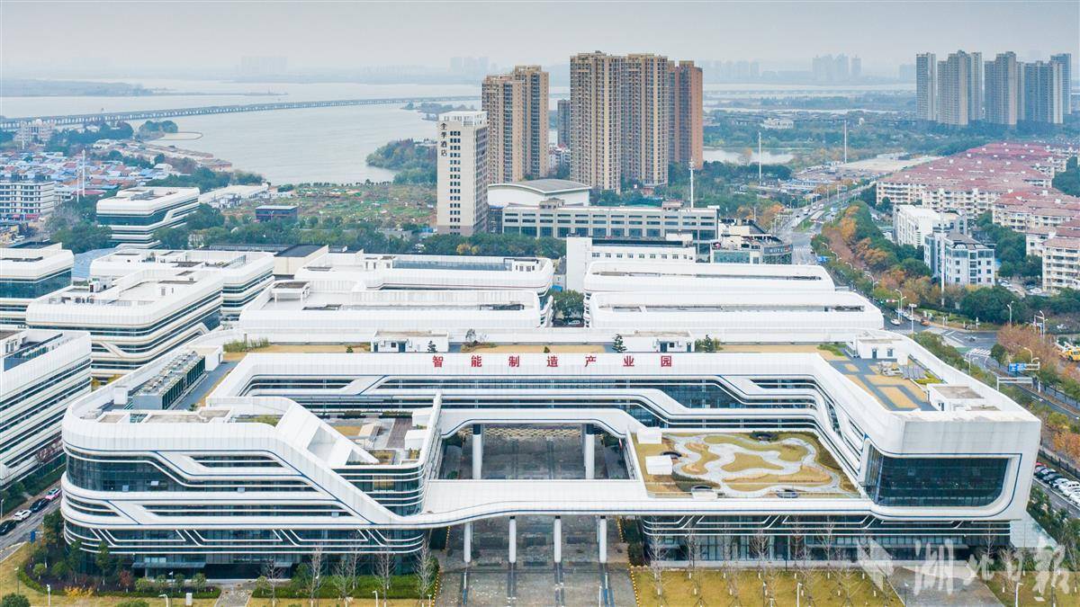 深入推进产业集聚区腾笼换鸟,推动低效企业用地腾笼换鸟