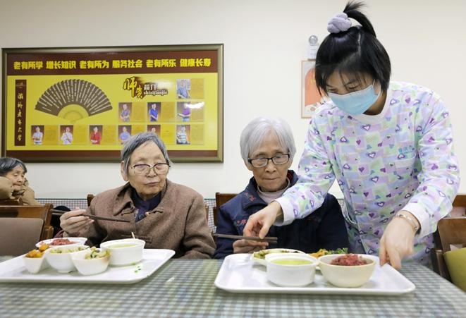 西安市灞桥区十里铺街道综合养老服务中心实现老人养老看病双保障