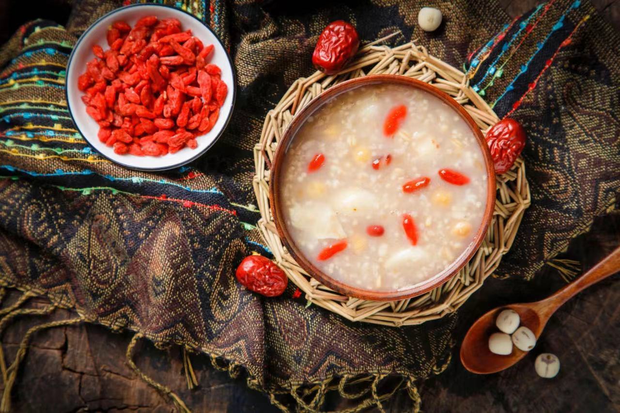 保温杯里泡枸杞的方法,保温杯里泡枸杞枸杞需要吃掉吗