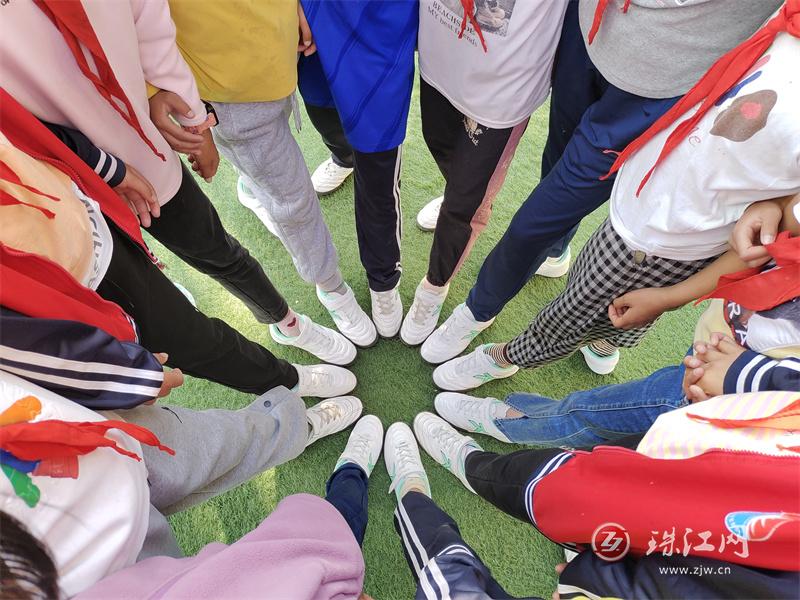 上海宝山区月浦镇爱心企业为宣威市西宁街道靖外明德小学捐赠足球鞋