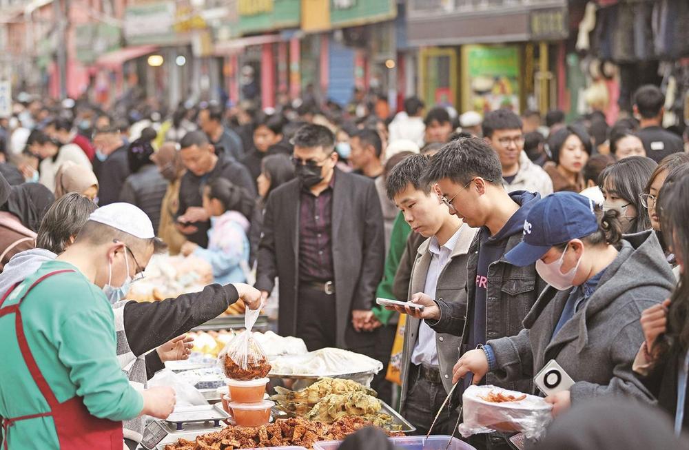 西宁下南关街火出圈，带给我们怎样的启示？有了下南关街这个样板，青海人开始期待，哪一条街会成为下一条“下南关街”？在哪里下一条“下南关街”