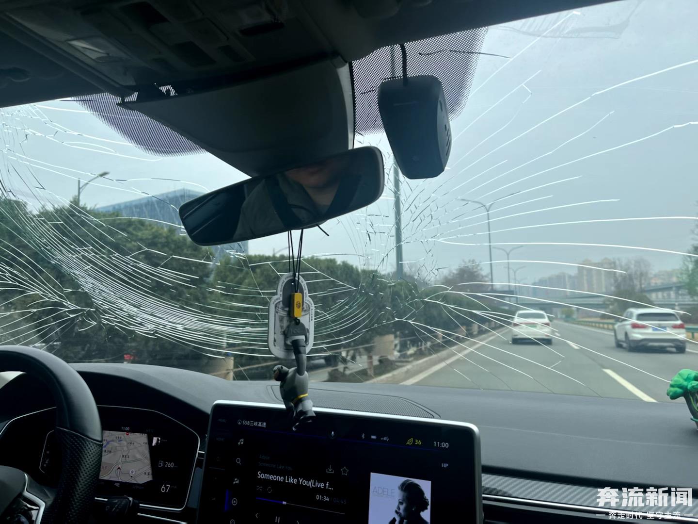 汽车被飞来冰块砸破玻璃,砸车窗上的玻璃冰