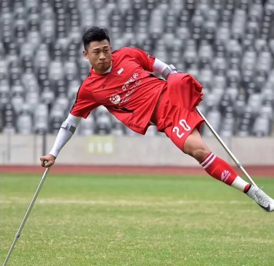 独腿小伙射门视频火了！但他的故事不止于此…