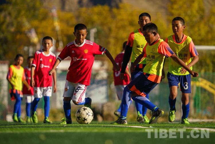 下雨天也阻挡不了对足球的热爱,高海拔足球