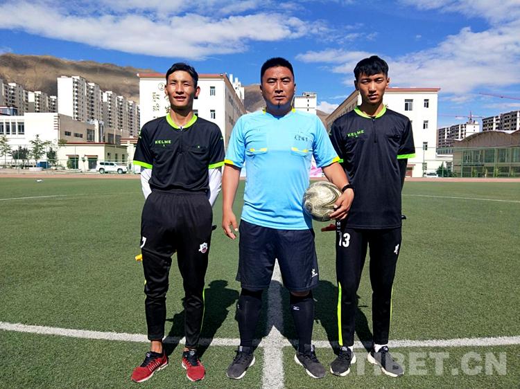 下雨天也阻挡不了对足球的热爱,高海拔足球