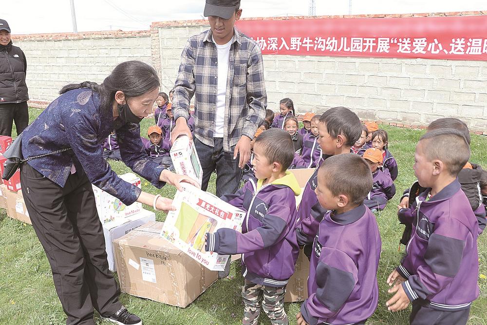 离世前，她强忍头痛加班到深夜——记玛多县政协办公室主任索拉