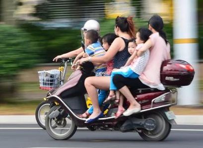 「交通曝光台」福清这些家长请长点心吧！骑二轮不能这样载孩子