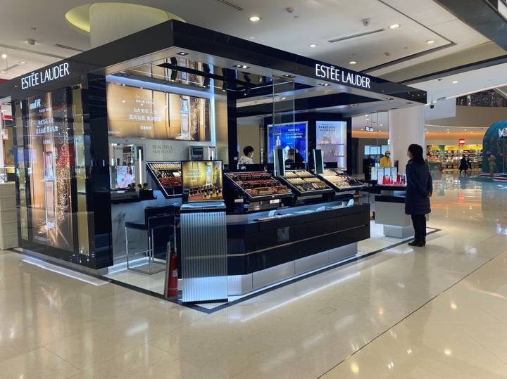 “3个月都排不上”“半个小时就空了”，不靠主播，线下美妆专柜靠什么圈粉？