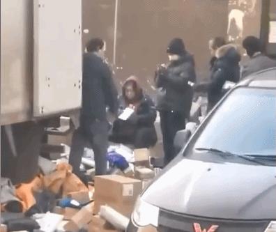 *力暴**分拣快递，申通工作人员“建议发顺丰”引热议！官方回应