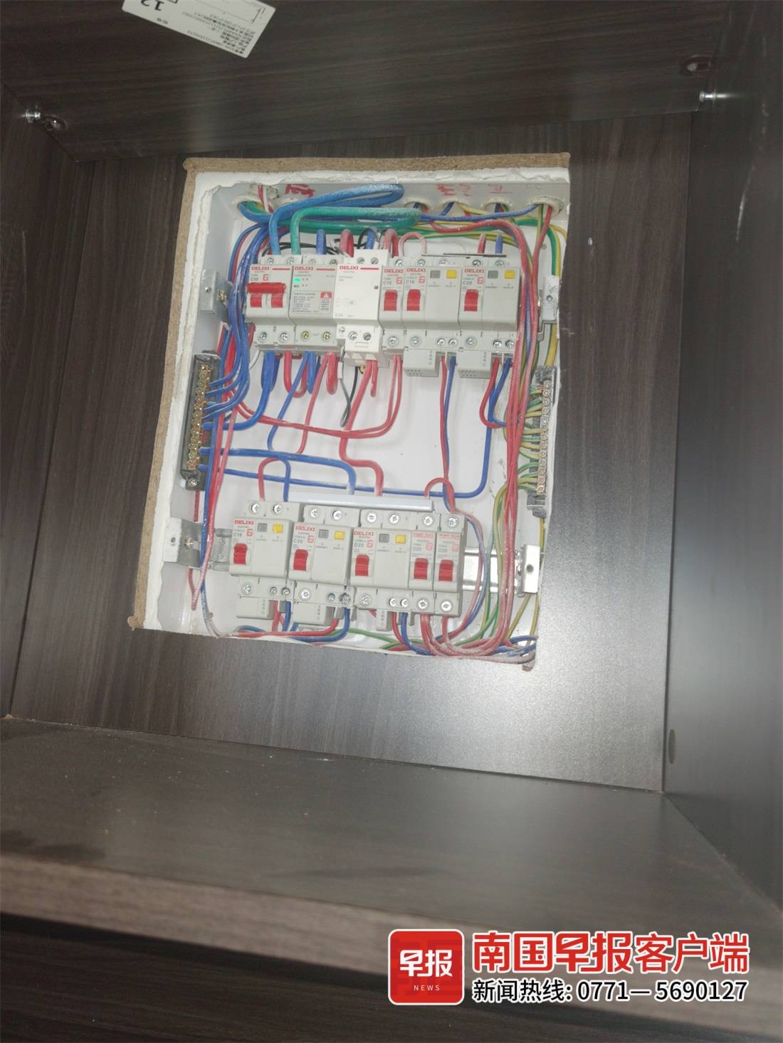 记者调查丨南宁一市民发现订制的衣柜内深“缩水”，商家称要连门和背板一起量