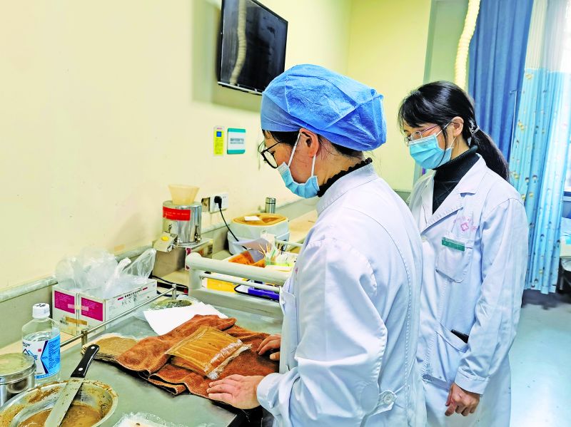 中西医“两条腿”走路为女性撑起半边天