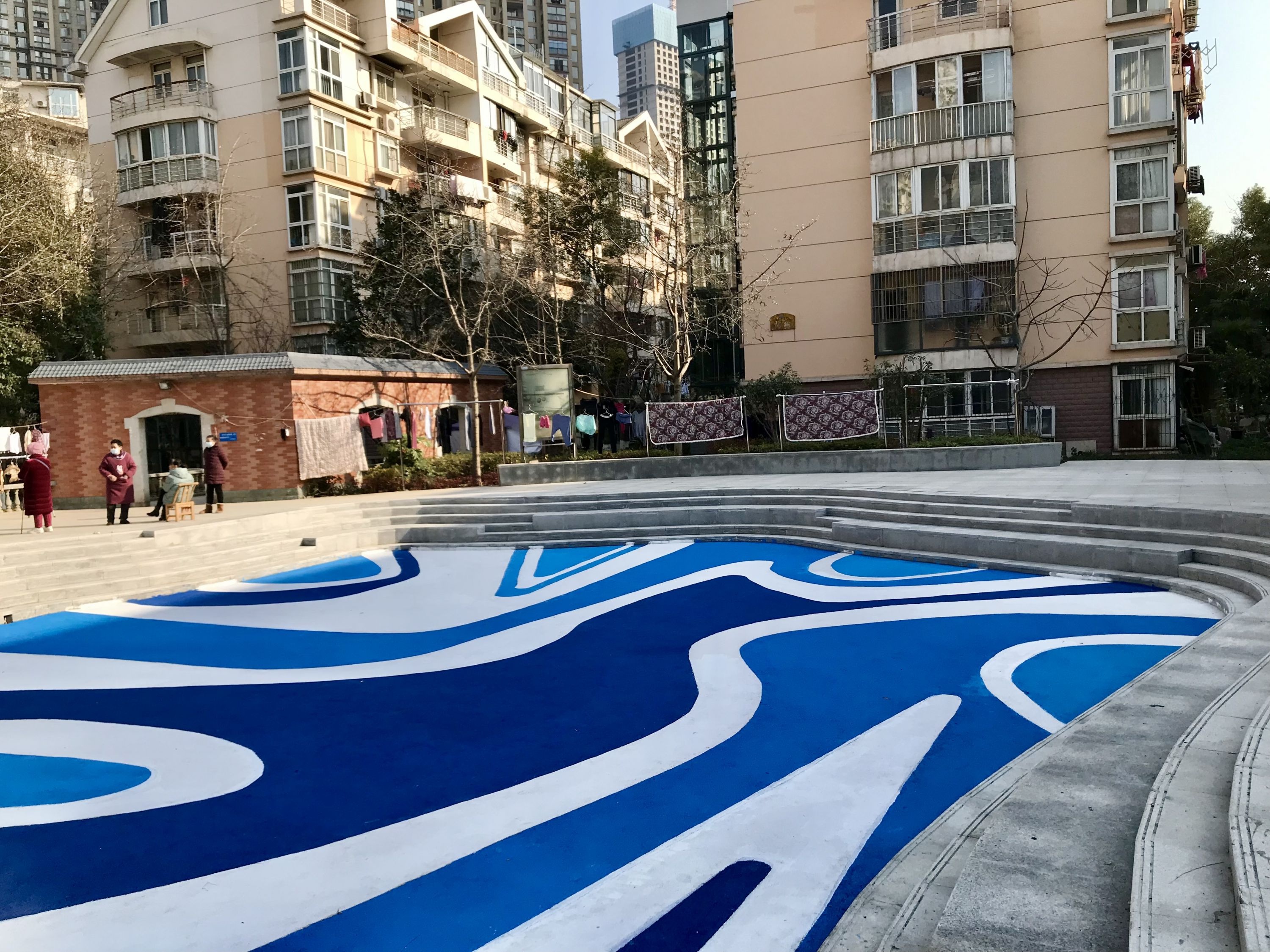 道路对老人更友善，废泳池变多功能休闲空间汉阳这个小区海绵改造后，居民幸福感攀升