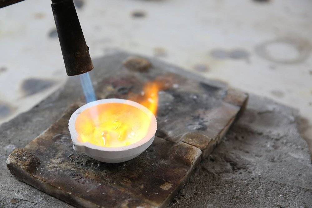 当年笑话大金链子的年轻人，开始疯狂囤金