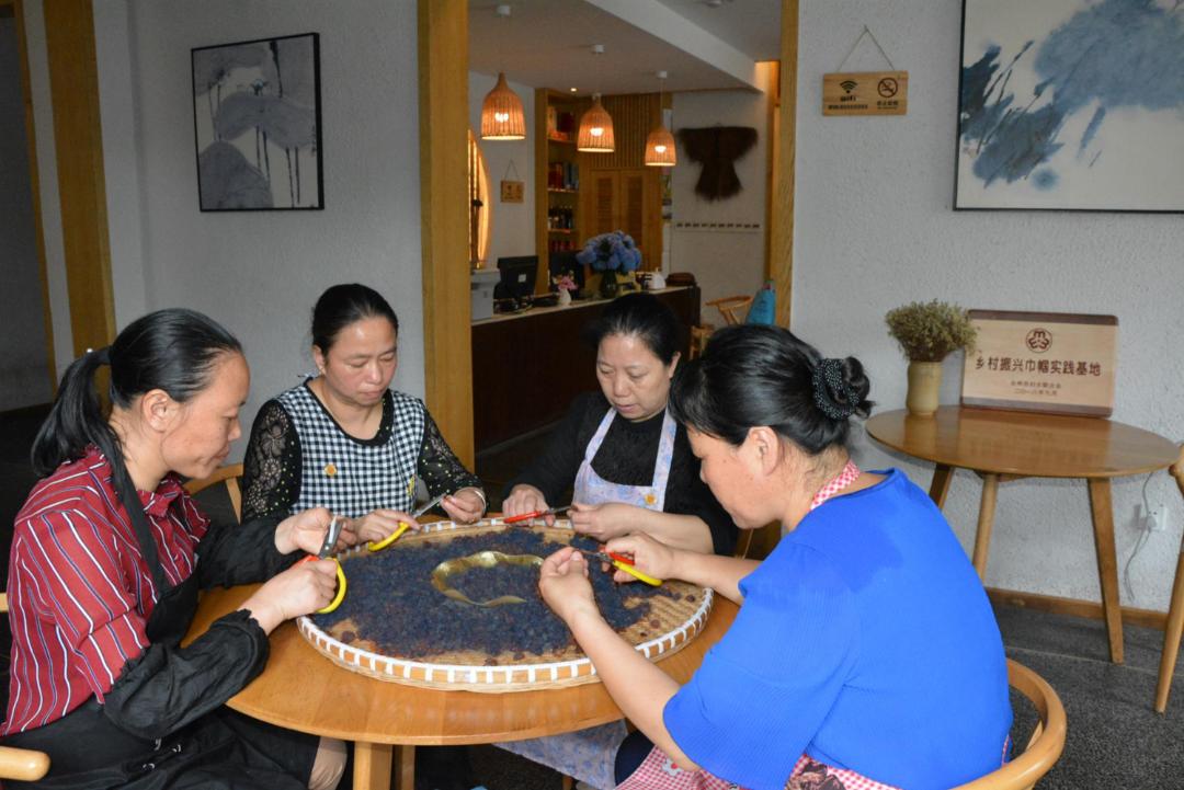 创新搭建平台助力妇女创业就业,天台县妇联刘银霞