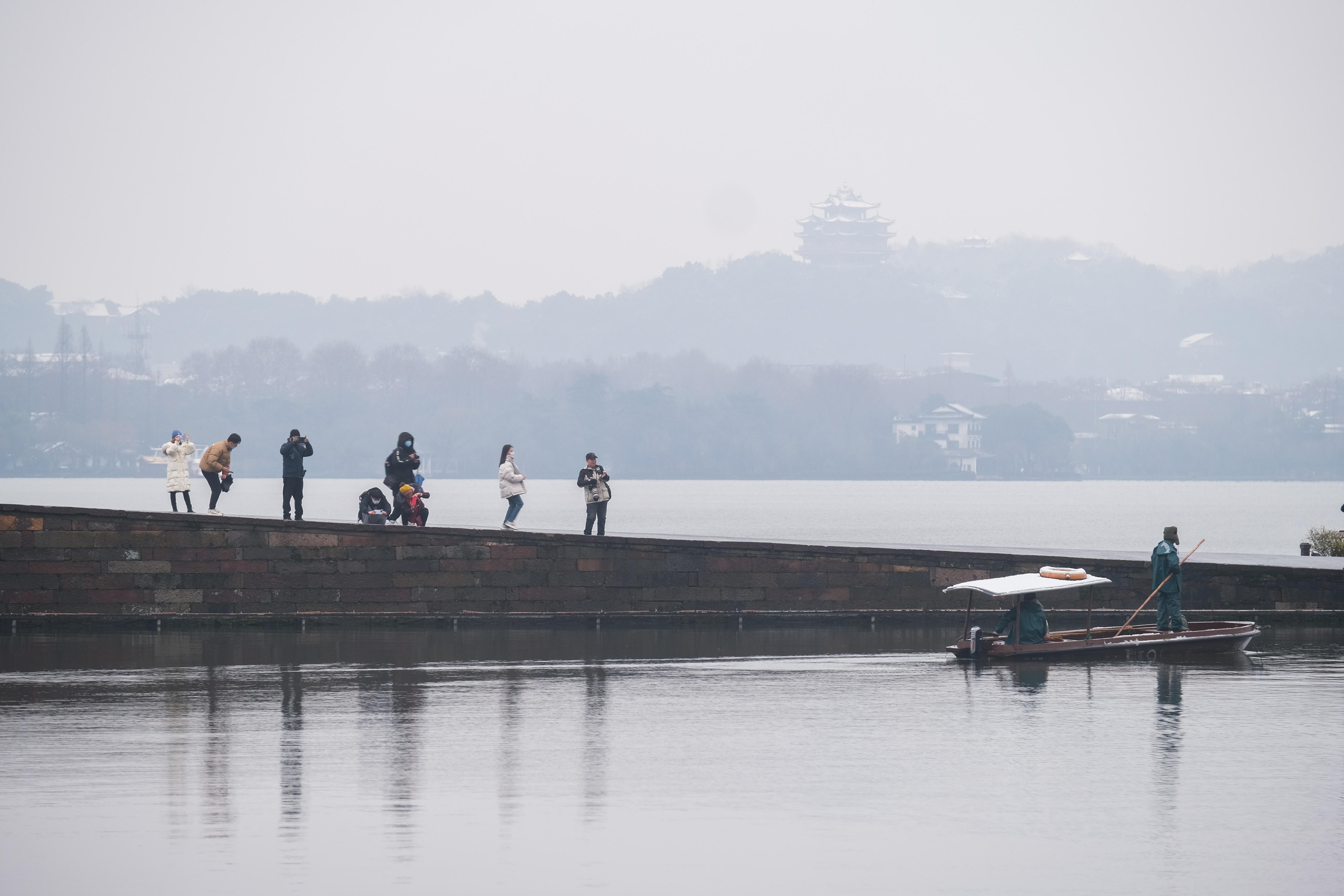 杭州西湖迎新年初雪,杭州西湖初雪美如画