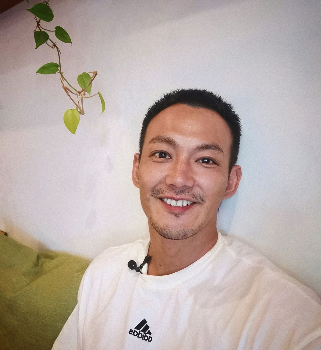 威廉情人节送情人珍珠项链,威廉情人节亲吻照