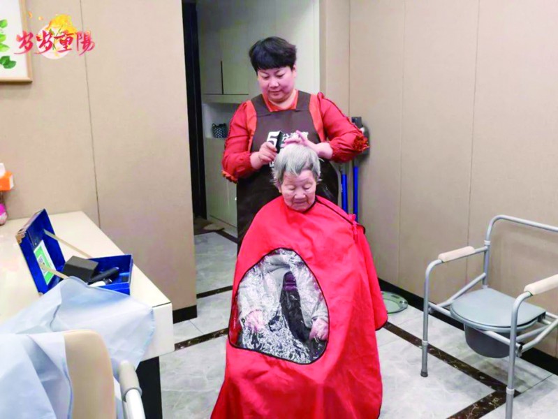 上门洗头、送菜送药……“跨界”养老背后，青岛物业企业有啥幕后故事？