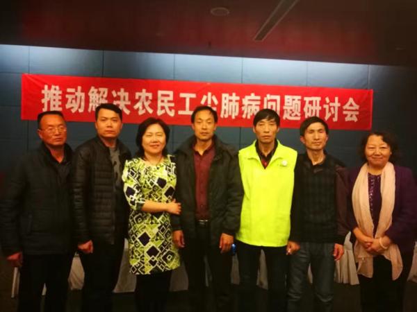 “尘肺农民不该被摒弃”全国政协委员严慧英奔走多年呼吁得知有病人去世曾当场泪崩