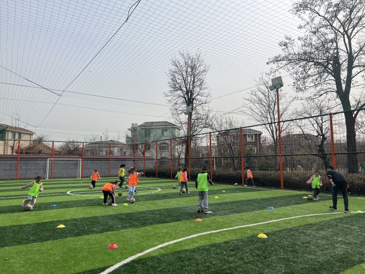 淄博高新区四宝山街道金都花园社区：成立少年女子足球队打造新时代文明实践温暖公益课堂