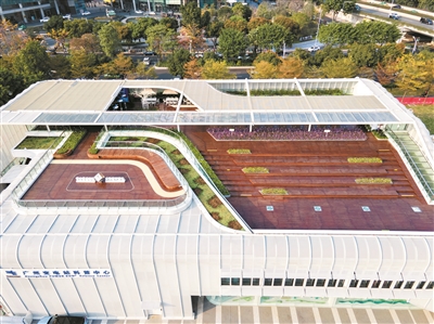 “宝盒”现江畔遥看小蛮腰