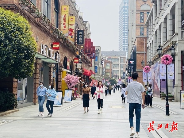 大江大湖融入零食、珞珈山做成蛋糕……樱花季“武汉限定”来了