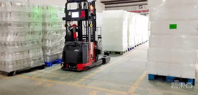 旷视四向车提升机,旷视的智能物流产品