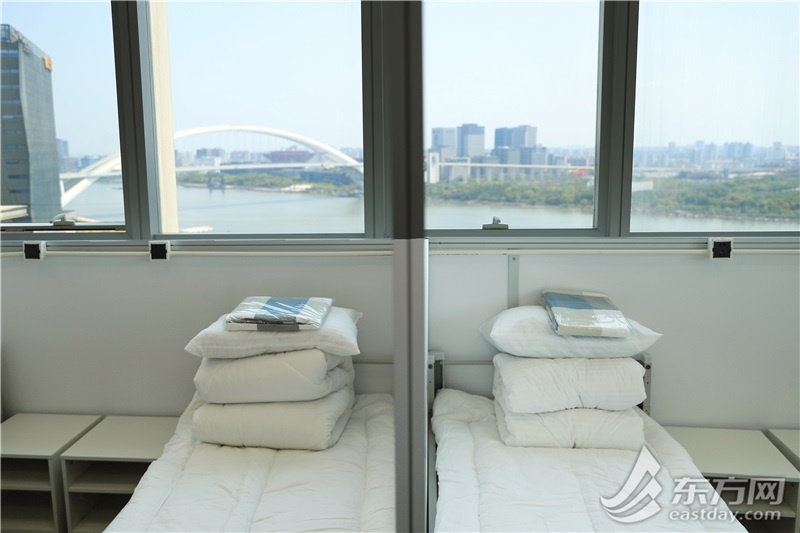 上海一线江景写字楼变方舱,上海黄浦区一座体育馆改建方舱