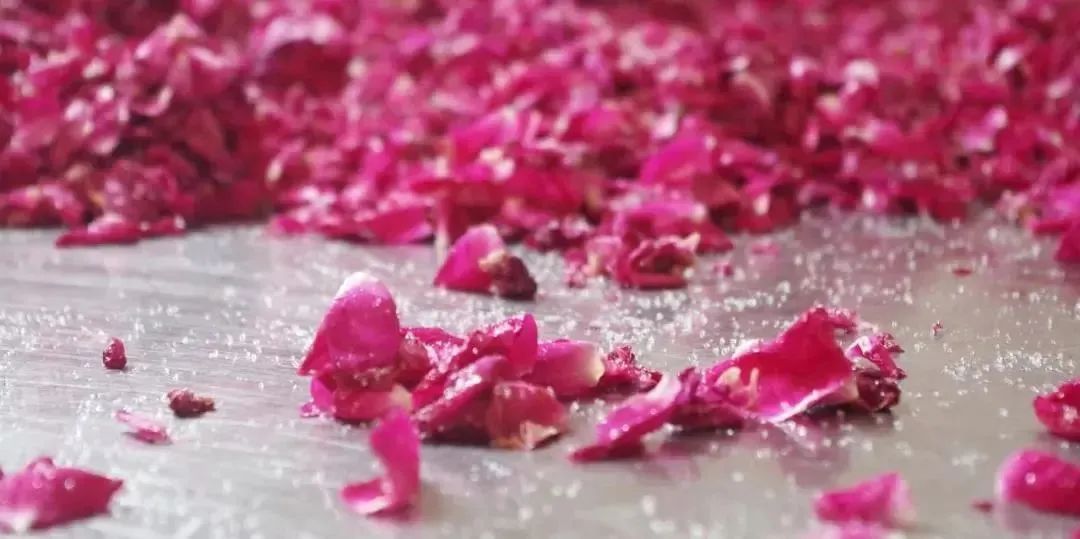 世人爱玫瑰下一句,玫瑰香甜鲜花饼