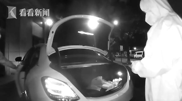 两男子无证倒卖香烟赚差价被刑拘,上海骑手囤香烟加价售卖被查