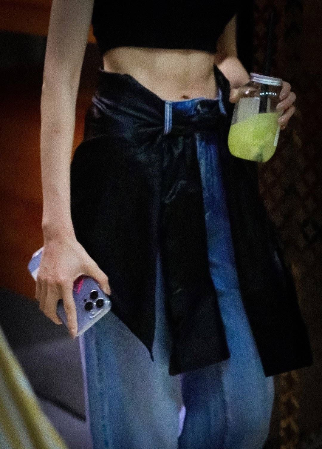 张天爱发福小肚腩明显,张天爱短裤露脐装照片