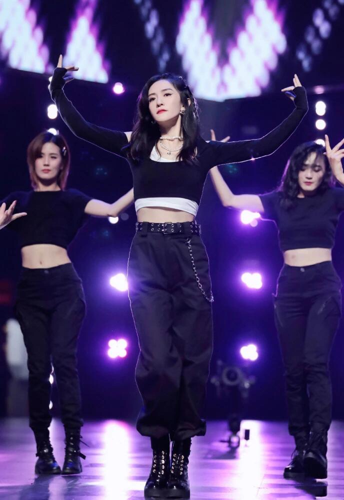 谢娜藏得深，穿运动内衣紧身裤罕秀身材，高龄产妇生完二胎比一胎状态还好