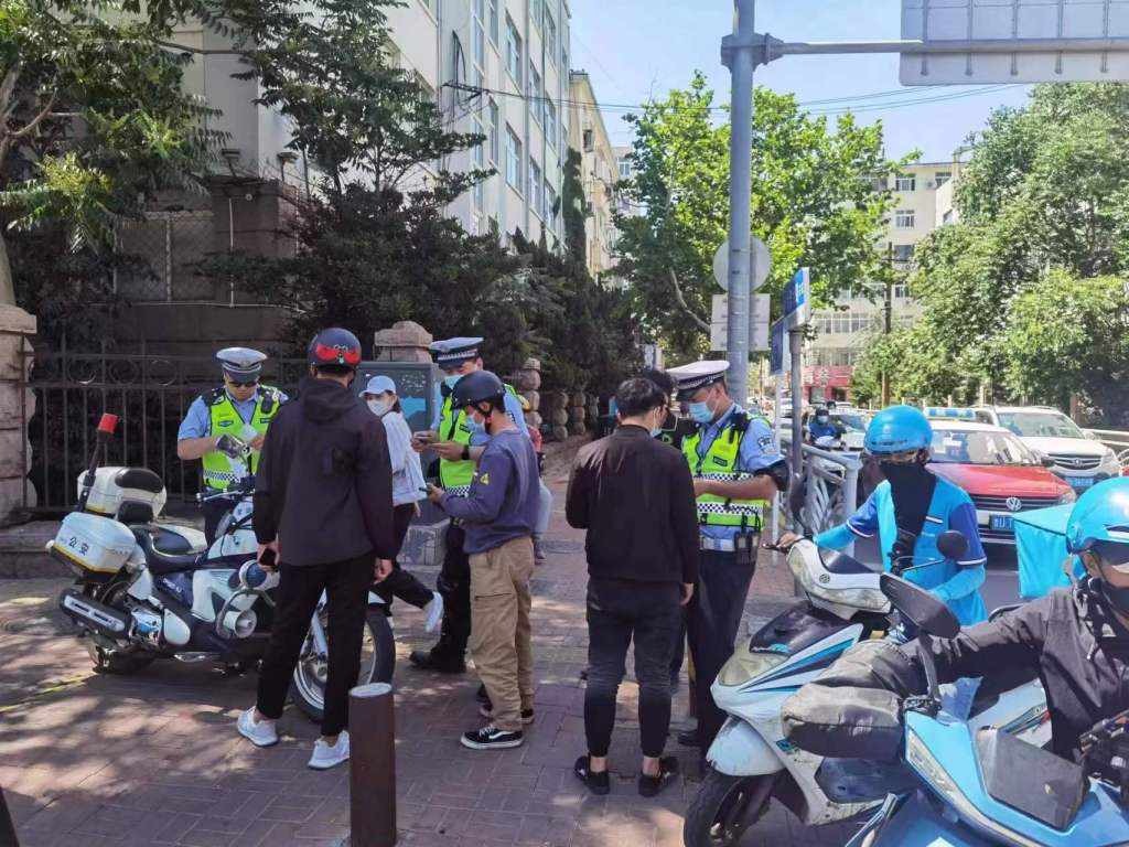 闯红灯不戴头盔还不讲理,闯红绿灯没戴安全帽