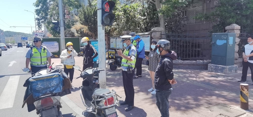 闯红灯不戴头盔还不讲理,闯红绿灯没戴安全帽