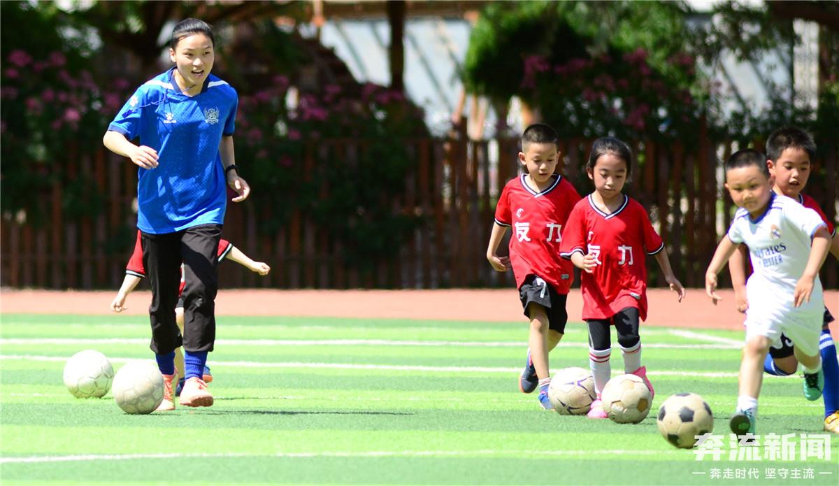 活力四射的足球儿童,乐享双减阳光体育趣味赛