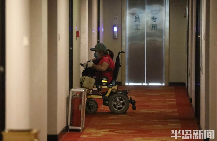 青岛一六旬母亲坐轮椅送考,一位母亲送准考证的感人片段