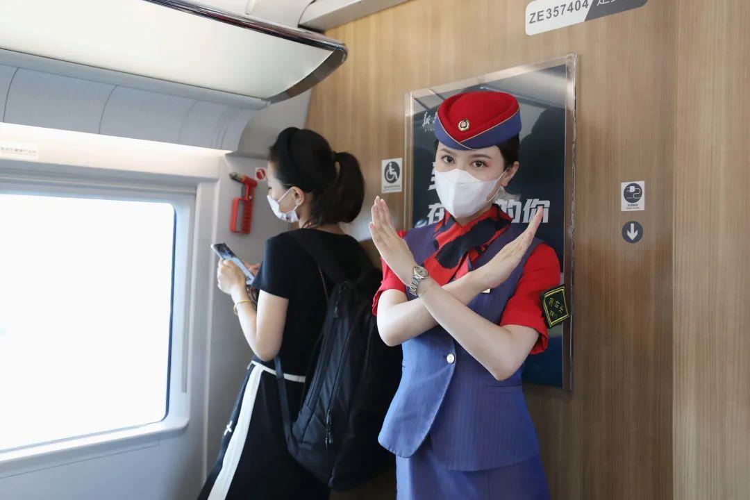 高铁列车上的一些常用功能,高铁列车控制器是啥样的