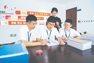 被判刑的人员退休后有工资吗,公务人员判刑后还能领取工资吗