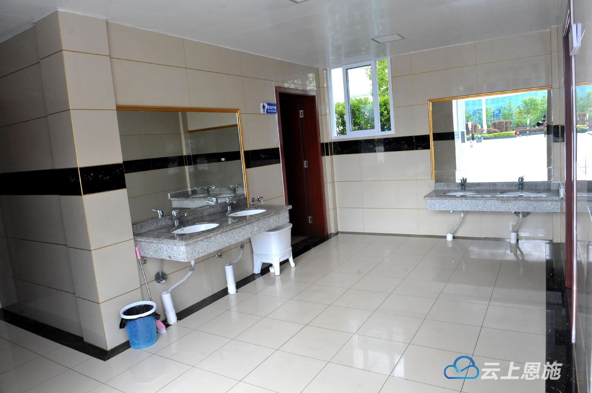 利川点赞,利川置地广场公共厕所