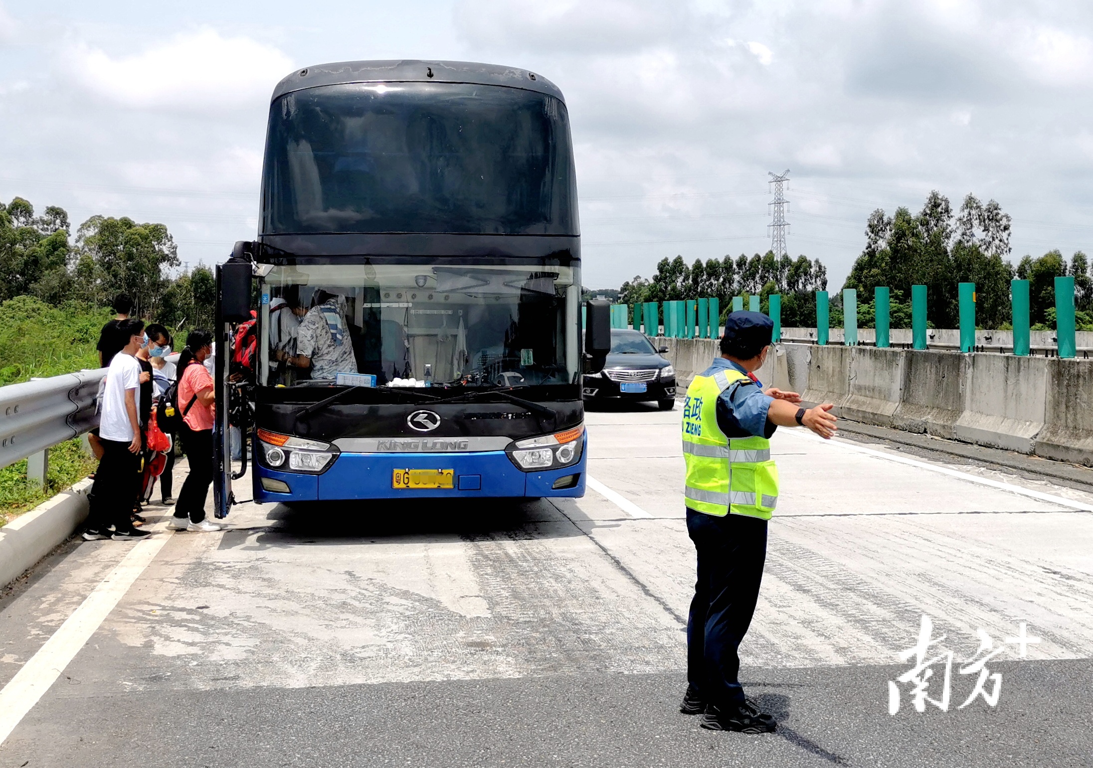 湛茂高速自燃,普光高速货车自燃