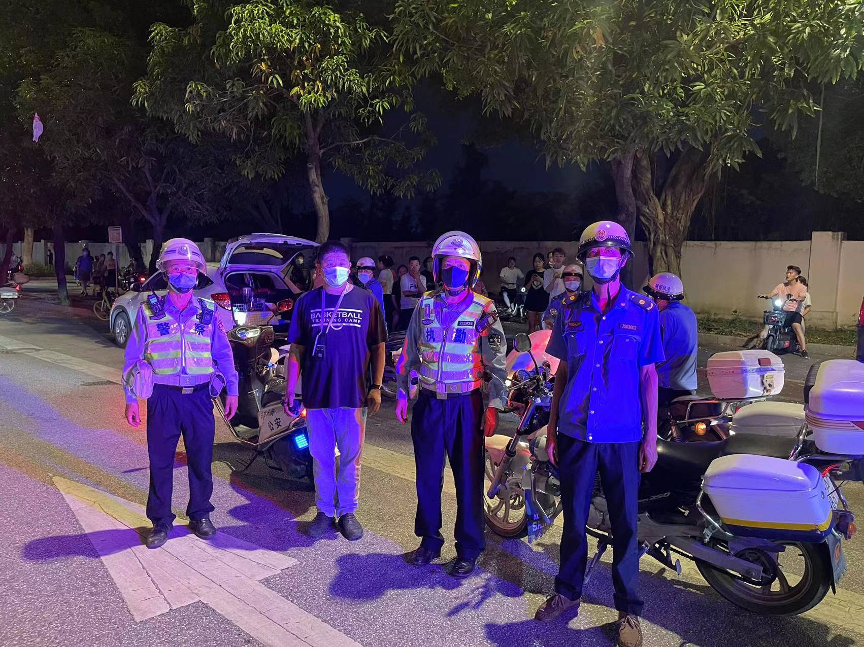 广州市白云区金沙街重拳整治“车尾箱夜市”