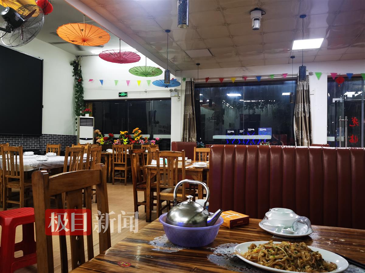 “不打工男”否认烧烤店开业8月就转让，记者实探：正常营业但生意冷清