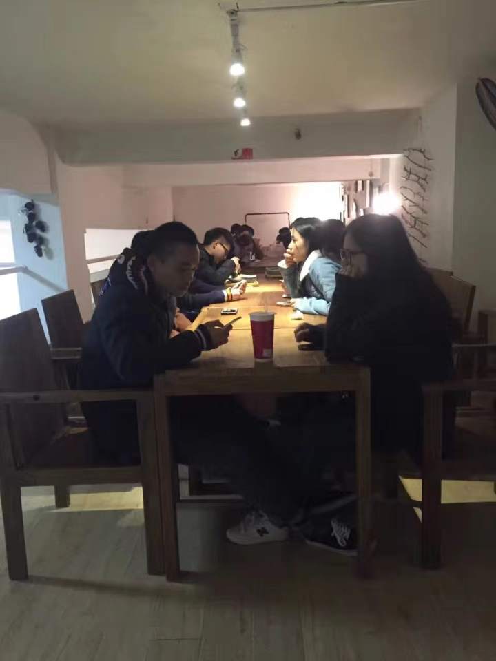 她卖烤猪蹄一天能卖到2万块，杭州夜宵天花板“啦喜街”的深夜在发生什么