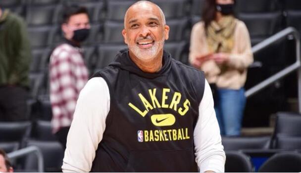 菲尔汉迪篮球,湖人训练师菲尔汉迪投篮