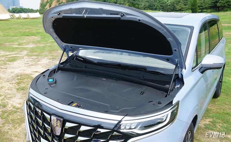 荣威imax8欢聚版路测,全球首款纯电mpv荣威imax8ev