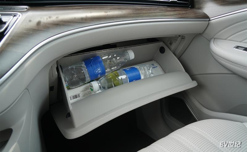 荣威imax8欢聚版路测,全球首款纯电mpv荣威imax8ev